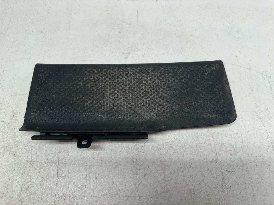 H40816 2012-2019 Volkswagen Beetle PAINEL DE ACABAMENTO DE DESCANSO PARA OS PÉS 5C1864777A FABRICANTE DE EQUIPAMENTO ORIGINAL - Imagem 2 de 4