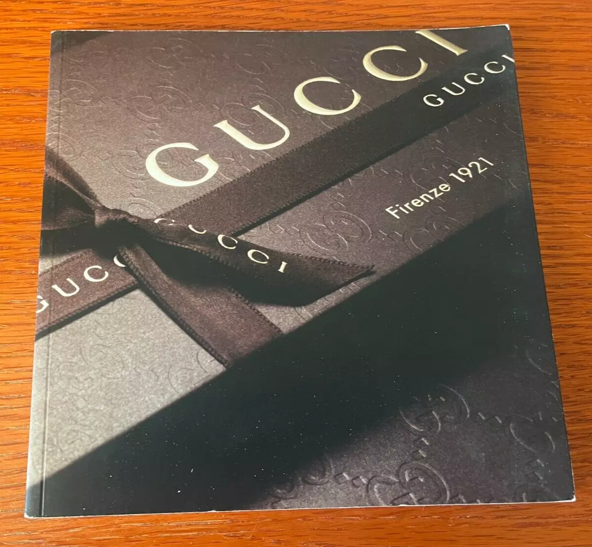 Gucci catalogue vacances 2010 couverture souple vêtements et accessoires livre