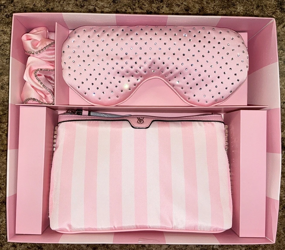 Estuche Heritage Stripe con bling de Victoria's Secret + Scrunchie + Sleep Mask Tavel Set Foto 4 de 4
