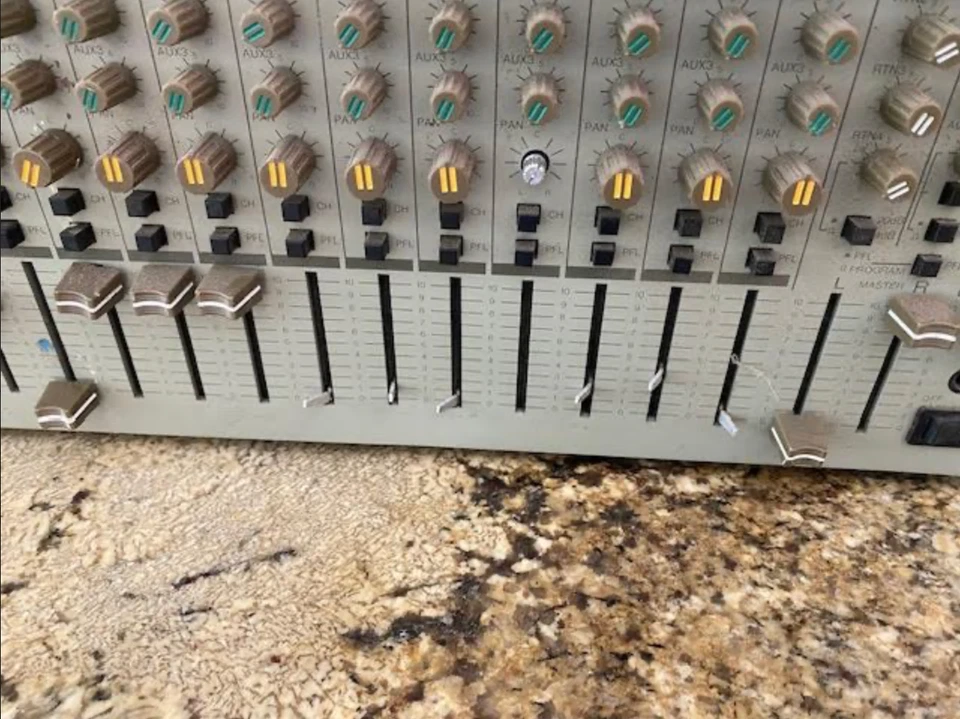 Mezclador en rack Phonic PMX 1600A 16 canales - sin probar/piezas o reparación Foto 3 de 4