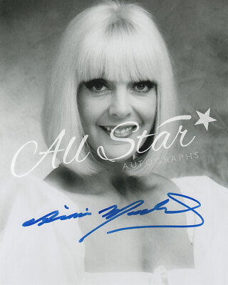 AIMI MACDONALD - Britische Schauspielerin / Sängerin signiertes Foto AM-MISC08