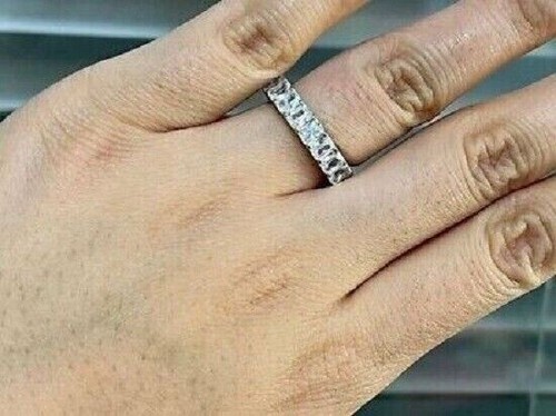 Banda de boda eterna con diamantes de corte radiante de 3,00 quilates chapada en oro blanco 14 K - Imagen 2 de 9
