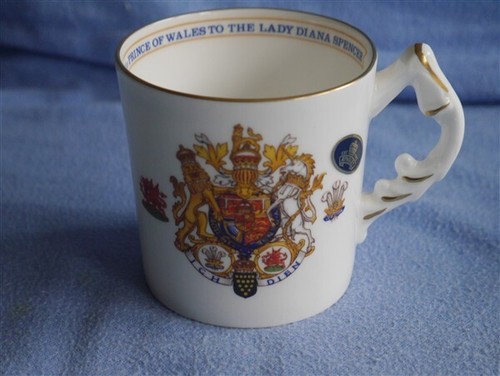 Aynsley Royal Mugs. Charles & Diana Wedding x 2 & Queen Mother 80th. - Picture 4 of 11