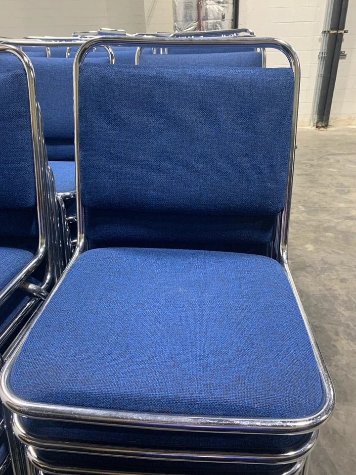 VENTA y ALQUILER: Sillas de banquete azules con marco plateado brillante en buen estado. Foto 4 de 4