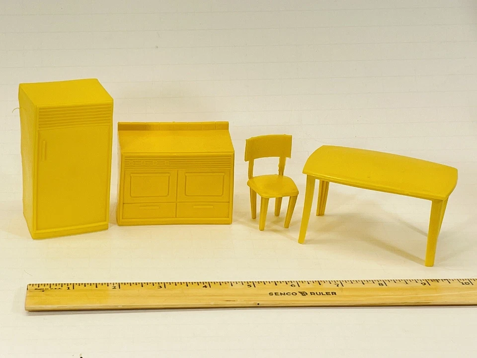 Antigo Conjunto de Cozinha para Casa de Bonecas Marx Móveis Plástico Amarelo Fogão Mesa Cadeira Frig. - Imagem 2 de 4
