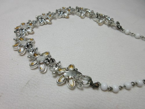 VINTAGE LISNER NECKLACE WHITE FLOWER & RHINESTONES - Picture 11 of 11