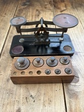 Balance ancienne de précision mécanique avec jeu de poids métal, boîte bois