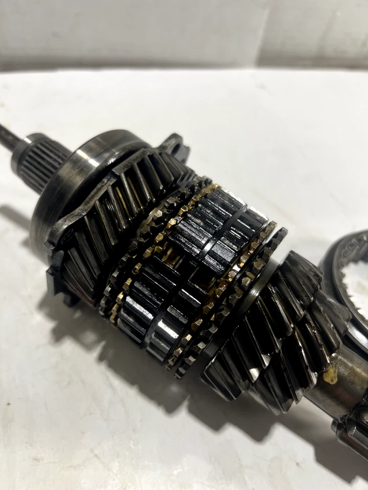 TRANSMISIÓN MANUAL VW 020/DFQ (MK3 2.0L) EJE DE ENTRADA MONTAJE Y PIEZAS USADAS Foto 3 de 4