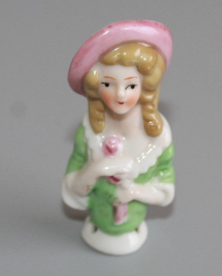 VINTAGE PORZELLAN NADELKISSEN HALBE PUPPE DAME MIT ROSA HUT UND GRÜNEM KLEID