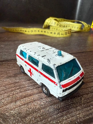 volkswagen transporter ambulance 1:62 Vintage Diecast car model Matchbox 1987