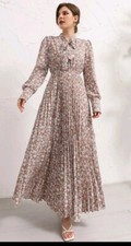 Modest Crew Neck Unlined peach 🍑 Floral Dress  Size M