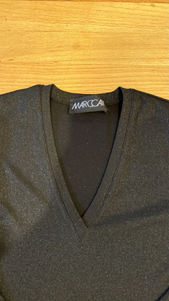 Suéter feminino Marc Cain preto metálico gola V tamanho N4 - Imagem 2 de 4