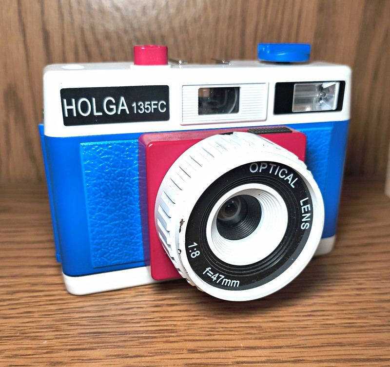 Holga 135FC 35mm Film Camera Fixed Focus Built-In Flash White/Blue/Red