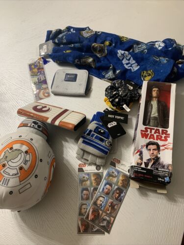 Star Wars Plush, R2D2Gloves, Oblong Scarf, Loungefly Wallets, & MORE - Photo 1 sur 20