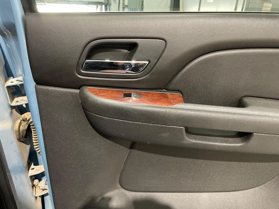 2010 - 2014 GMC Yukon XL1500 Passenger RH Right Black-19I Rear Door Trim Panel - Imagem 2 de 4