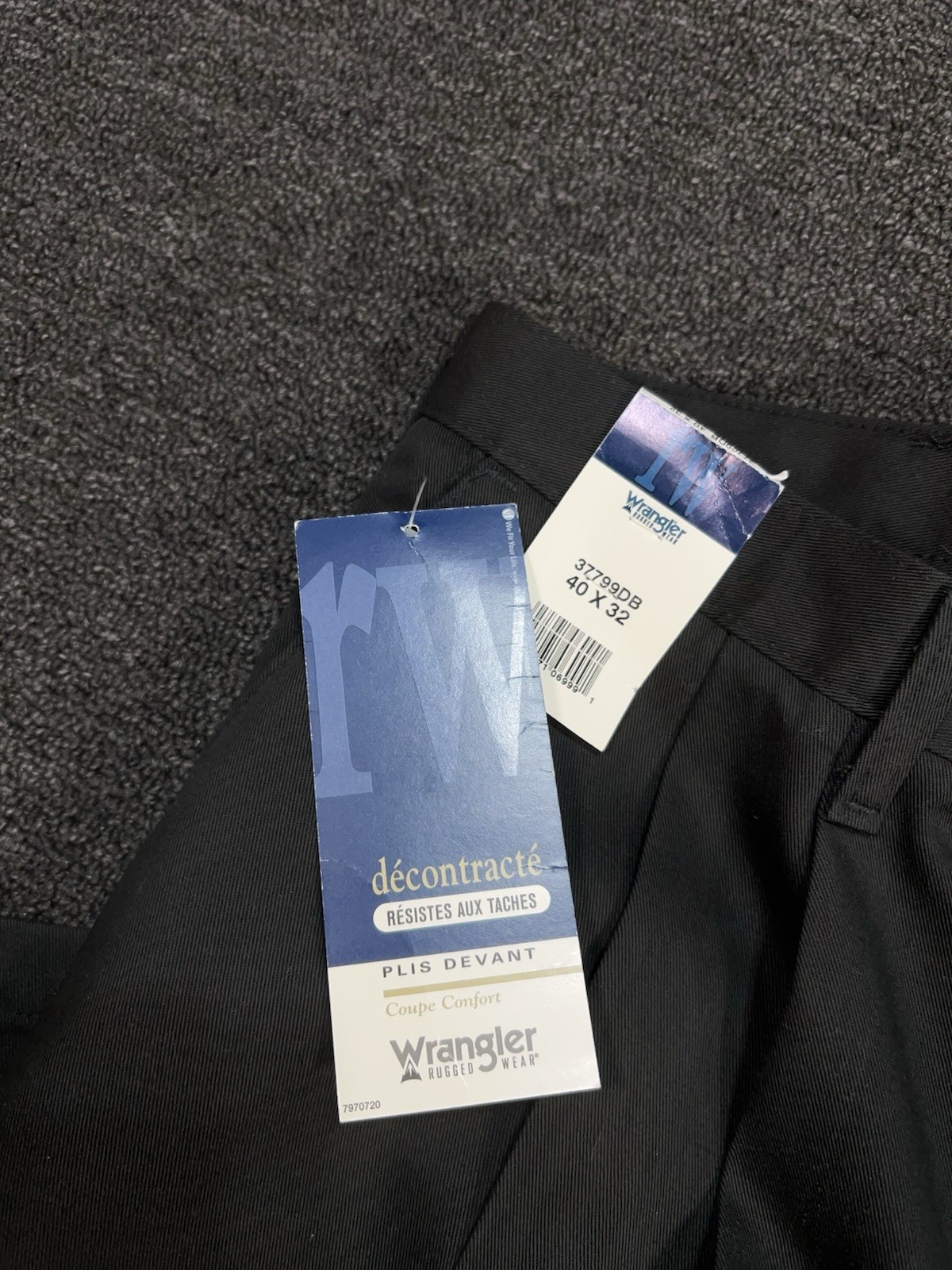 New Wrangler Pants Men’s 40x32 Black Pleated Relaxed Chino Stain Resistant thumbnail 3