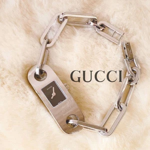 Gucci 6100L Montre Femme Bracelet Style Montre Femme Occasion Couleur Argent Jolie