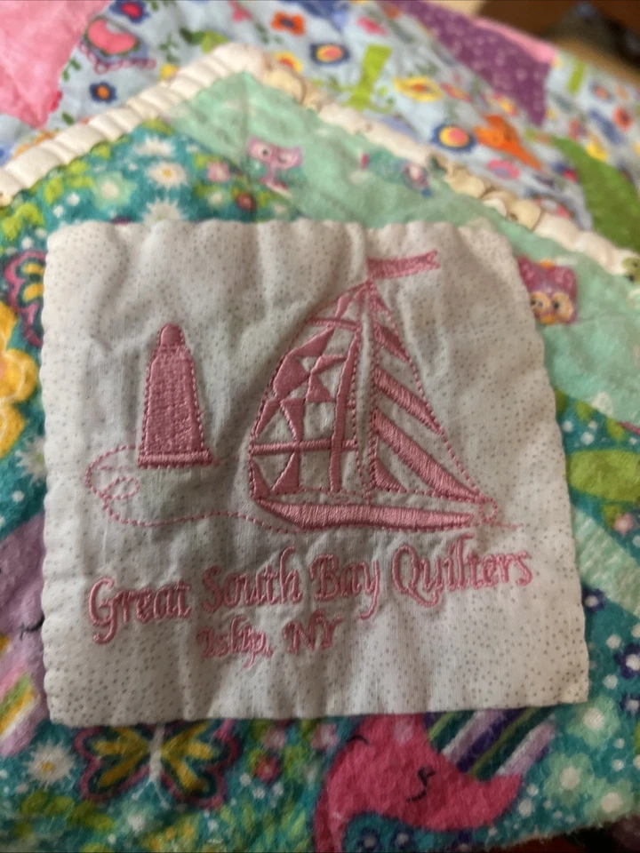 Manta de bebé acolchada vintage hecha a mano por Great South Bay Quilters Islip, Nueva York Foto 3 de 3