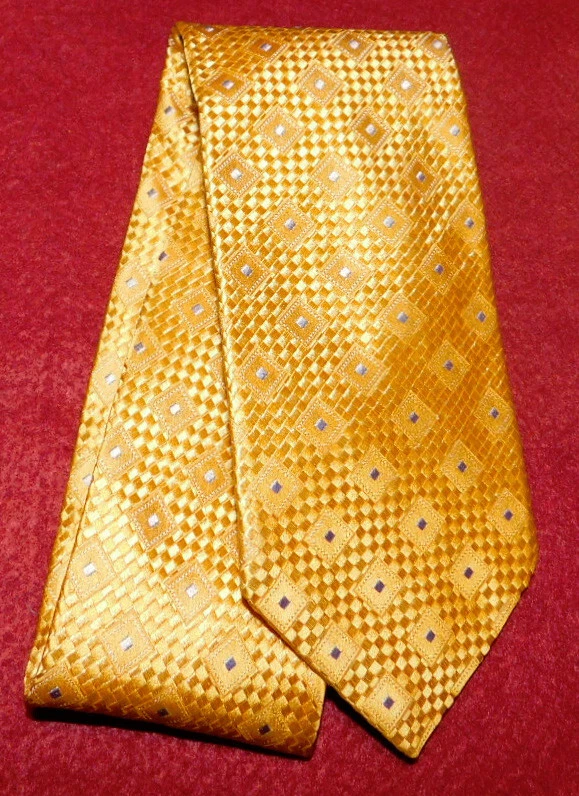 CORBATA CON MOTIVO IKE BEHAR HECHA EN EE. UU. ORO/AZUL CUADRADOS/PUNTOS - CORBATAS DE DISEÑADOR. Foto 2 de 3