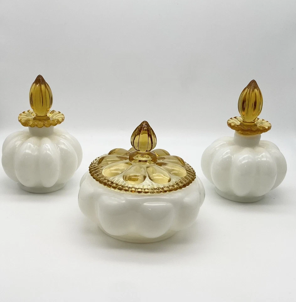 JUEGO DE VANIDAD DE VIDRIO DE LECHE MELÓN CRESTA ORO BLANCO FENTON 3 piezas años 40’s Foto 2 de 4