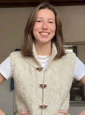 Weste Strickjacke ärmellos beige Strickmuster Wollmischung Stehkragen