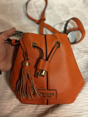 GUESS DEVYN BUCKET CROSSBODY ORANGE LEATHER BAG - Afbeelding 1 van 4