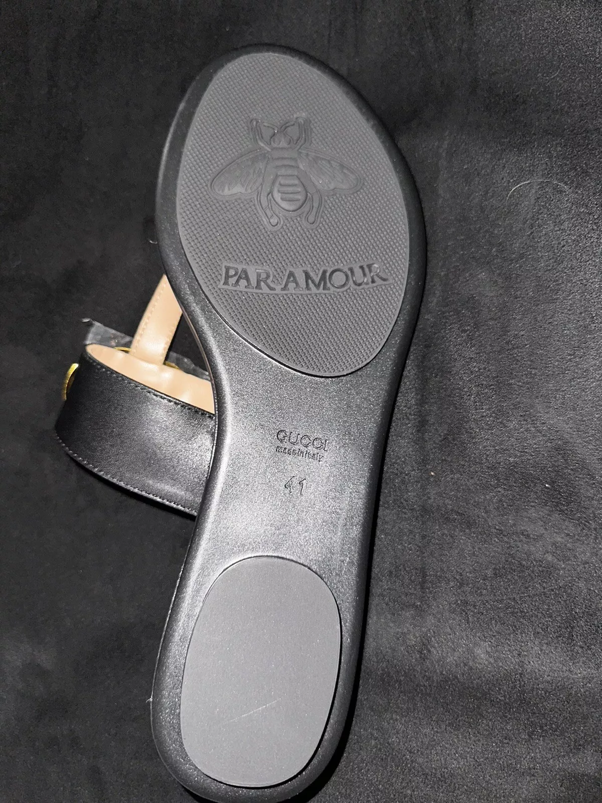 (SEULEMENT 1 chaussure) sandales plates à enfiler Gucci femme cuir noir GG neuves