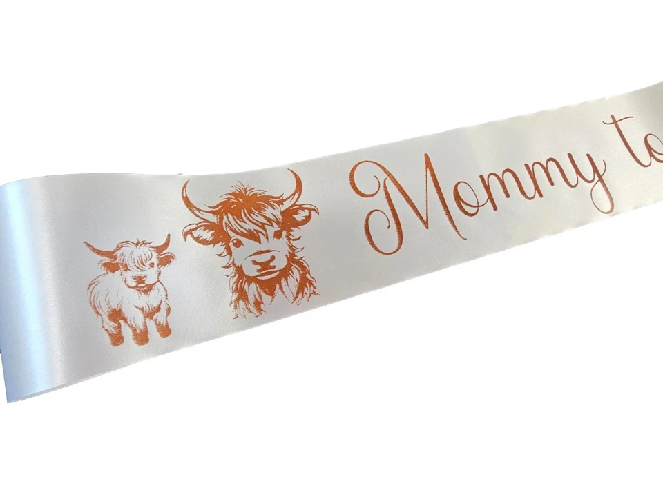 Broche de bebê Highland Cow Mommy to Be Sash com strass - Imagem 2 de 4