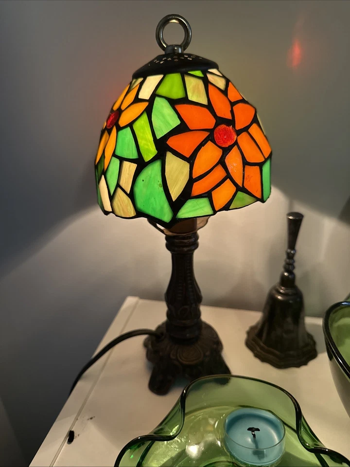 8 Inch Tiffany Style Sunflower Stained Glass Table Lamp - Image 2 of 4