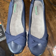 Zapatos de vestir bajos sin cordones Bare Traps Mitsy cuña oculta espuma viscoelástica 7 W azul marino