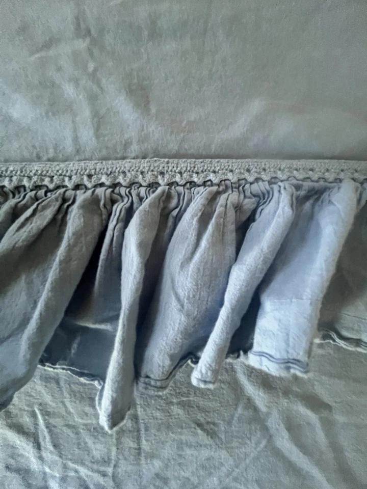 Sábana plana Queen con volantes de satén de spa de algodón orgánico Anthropologie azul EUC Foto 2 de 4