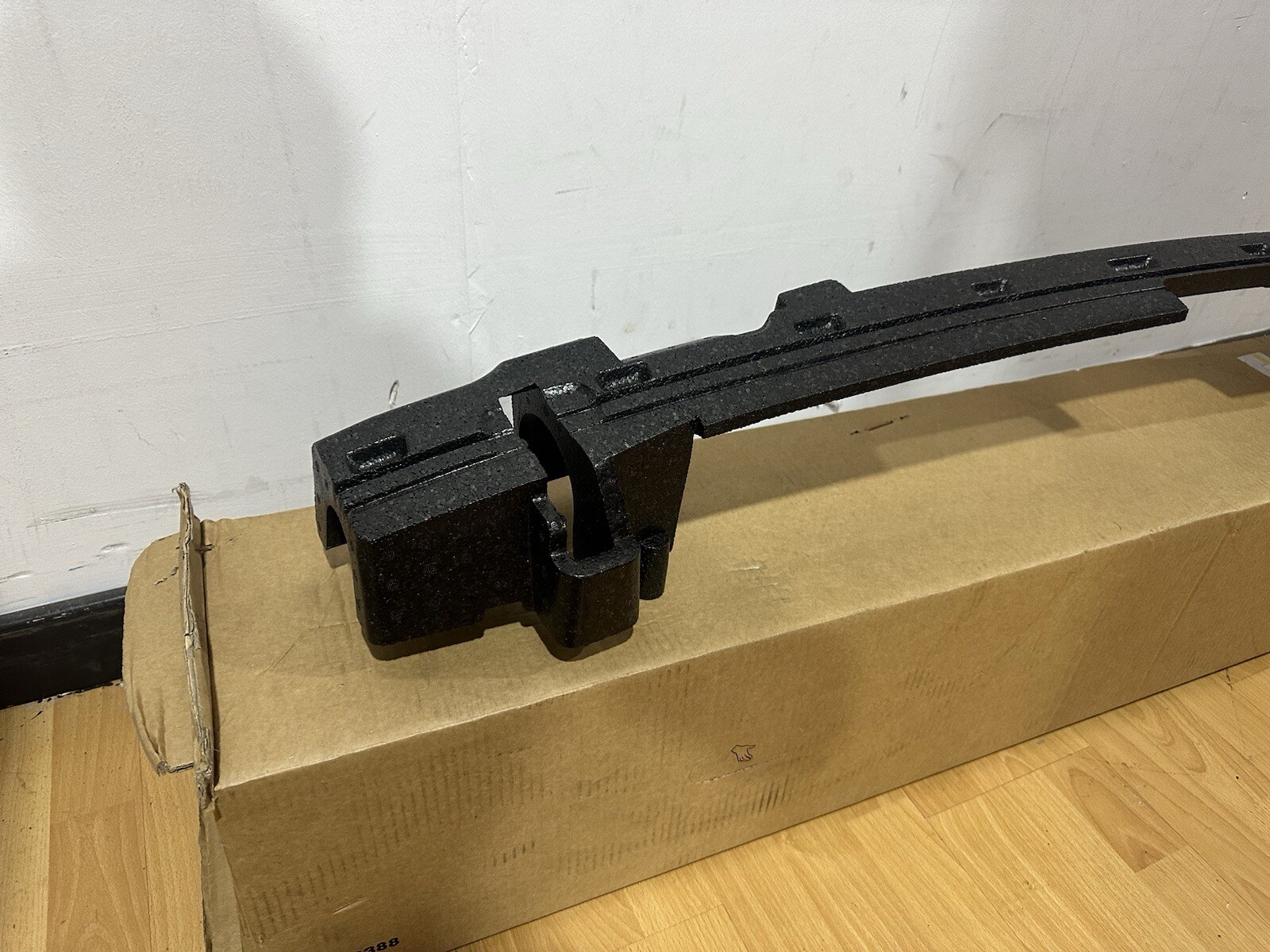 Volvo XC90 2015-ON Rear Bumper Reinforcement Bar Foam Block 31454165 image 2