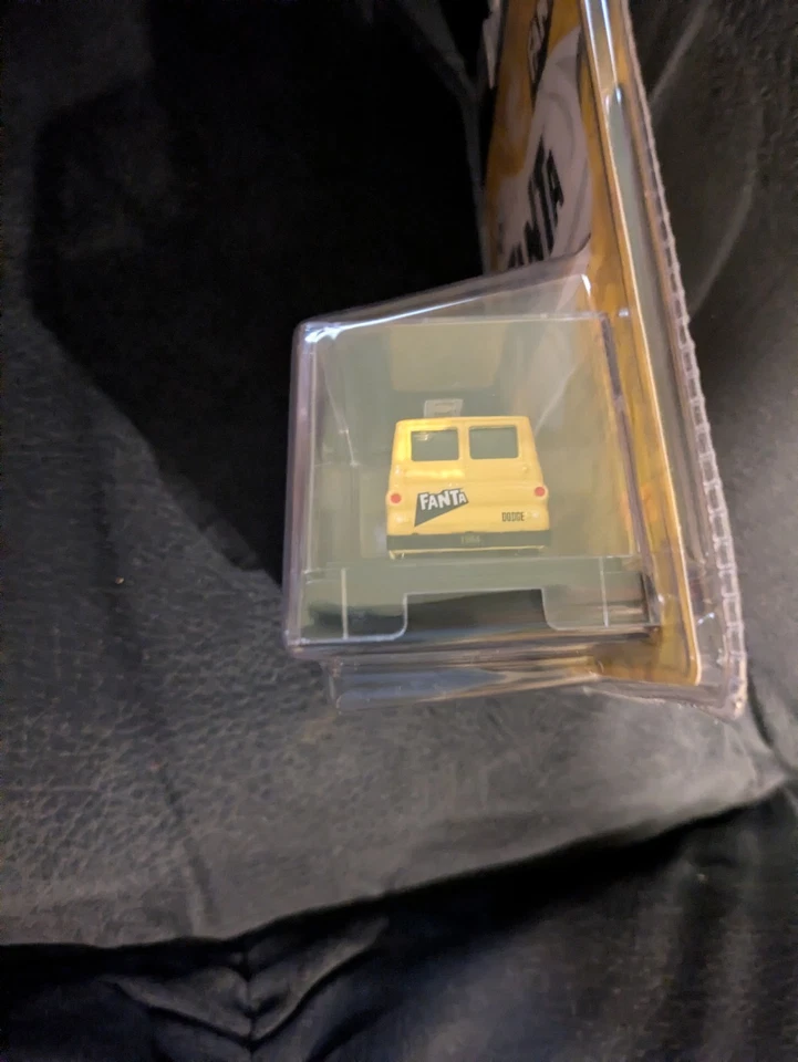Dodge A100 1964 furgoneta panel 1/750 M2 Machines Coca-Cola 2025 Chase Fanta Foto 2 de 4