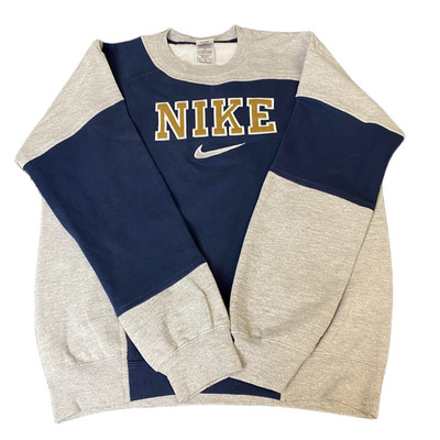 Nike Reworked Sweatshirt Herren M grau navy bestickt Spellout Logo Vintage Y2K