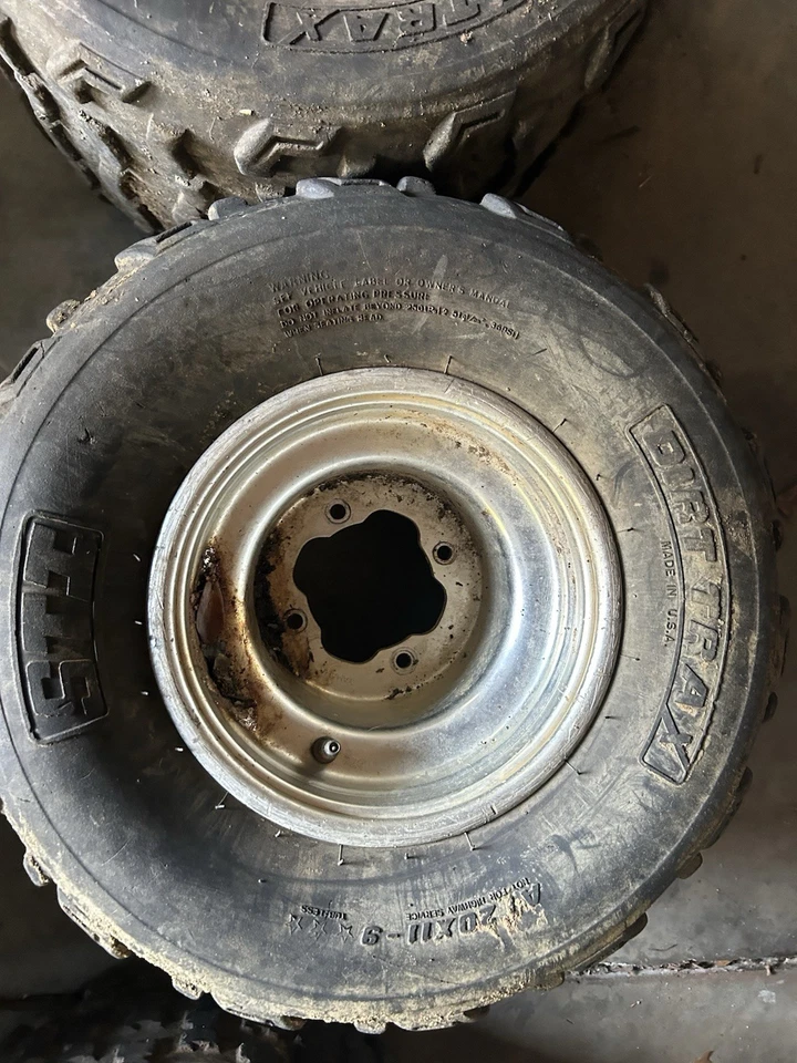 Neumático Dirt Trax montado en una llanta de metal probable para un vehículo todo terreno de 4 ruedas Foto 2 de 2