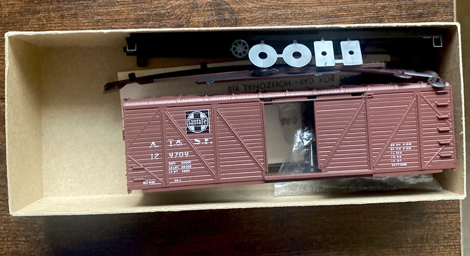 Roundhouse HO Scale Kit #1031 - 40’ Box Car - Santa Fe #129709 - Image 2 of 4