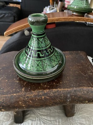 Kleine Tajine zum Servieren aus Gewürzen und Olive Marokko