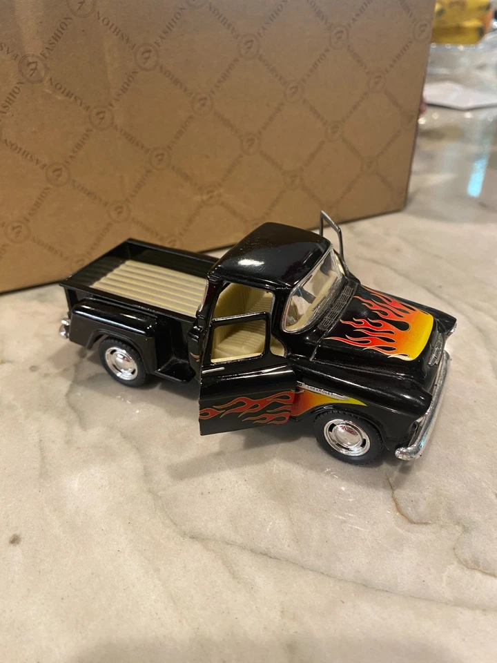 Chevrolet Stepside Pickup Nero Del 1955 Con Fiamme 1:32 Scala Die-Cast Rollback - Immagine 2 di 3