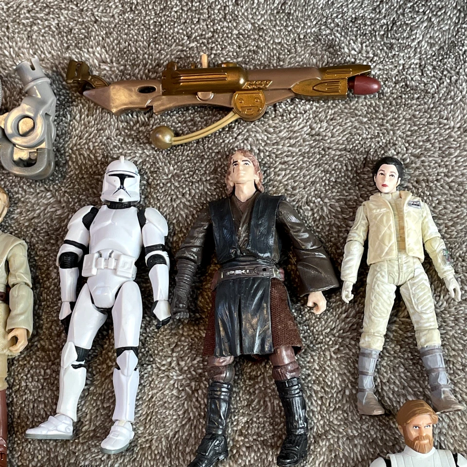 Star Wars Collectible Action Figures Mixed Lot of 12 Characters plus Weapons - Image 3 of 4
