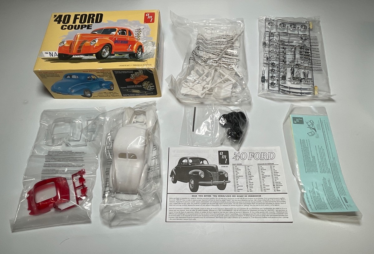 Skill 2 Model Kit 1940 Ford Coupe 3 in 1 Kit 1/25 Scale Model by