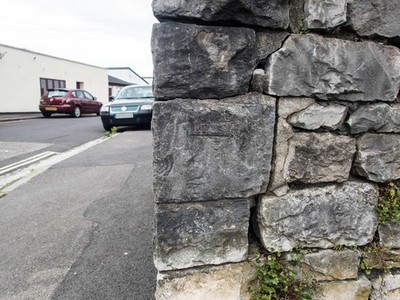 Foto 6x4 A getragen Benchmark Sea Mills\/ST5576 You'd have be look o c2017