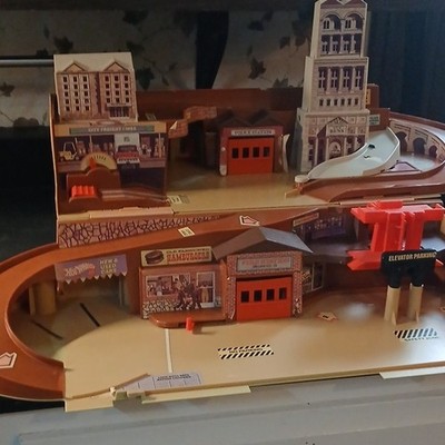 Vintage Hot Wheels City Sto And Go Foldable Playset w/ Elevator Parking, 1:64