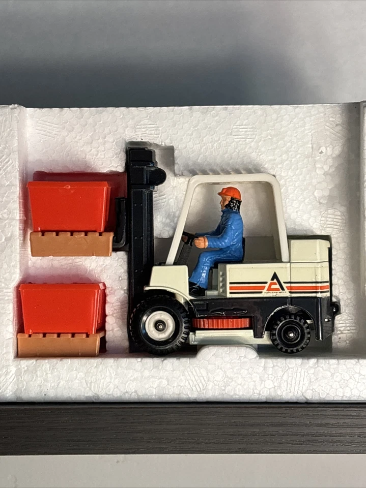 Allis Chalmers Lift Truck 1/32 diecast forklift replica collectible by Corgi - Image 3 of 4