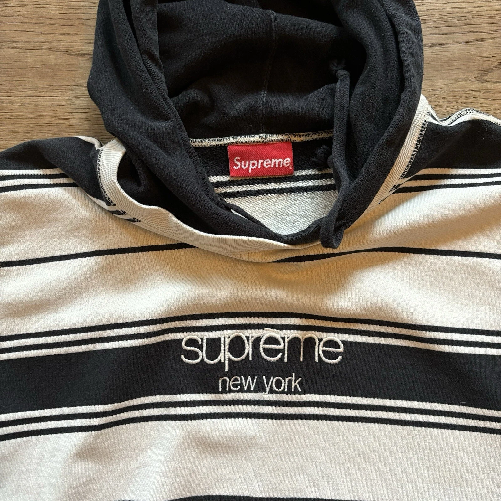 Girocollo Supreme a righe con cappuccio