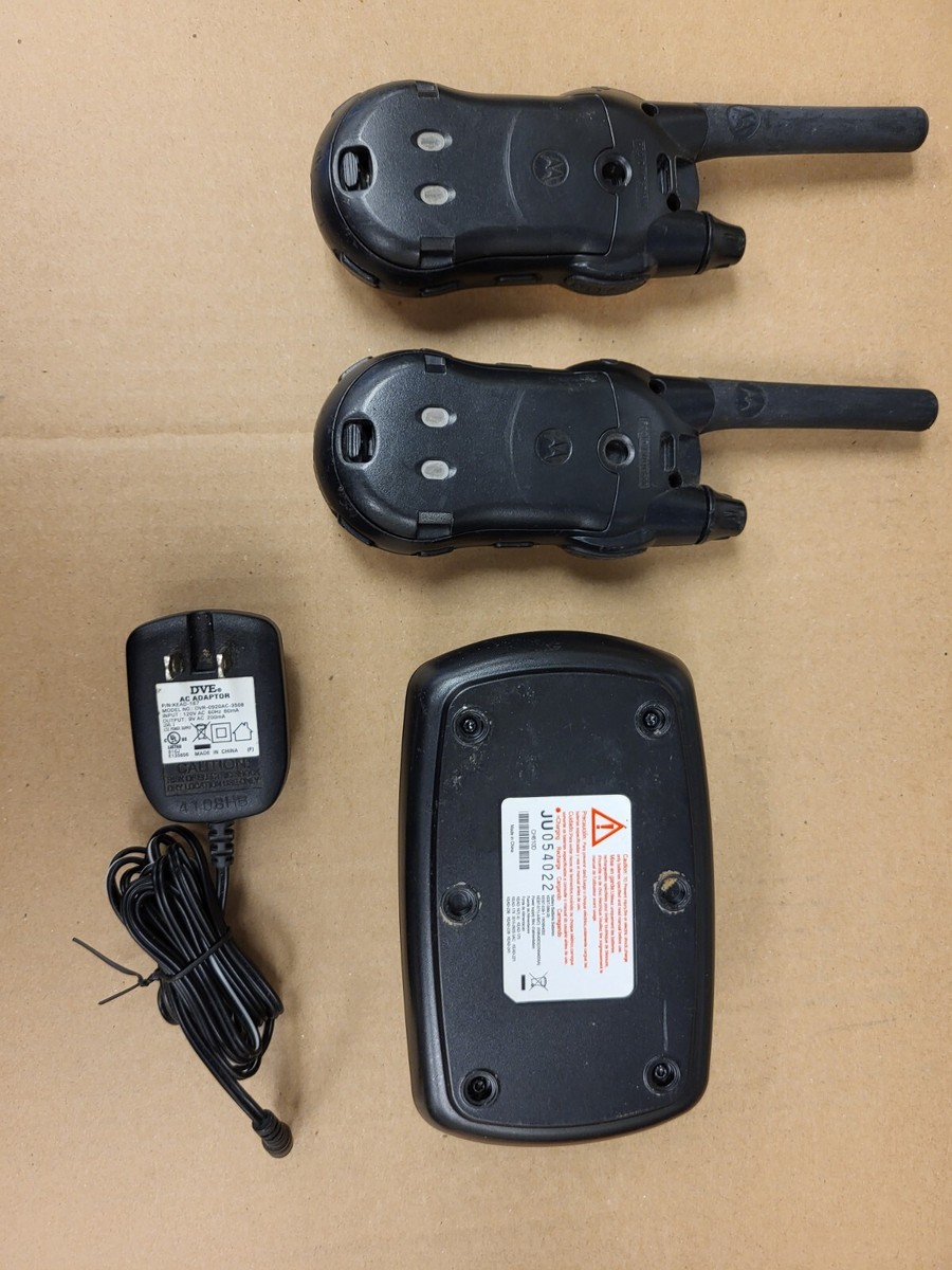 Motorola TALKABOUT T9500XLR 2-Way Radio Lot - 2 Talkies / Charger