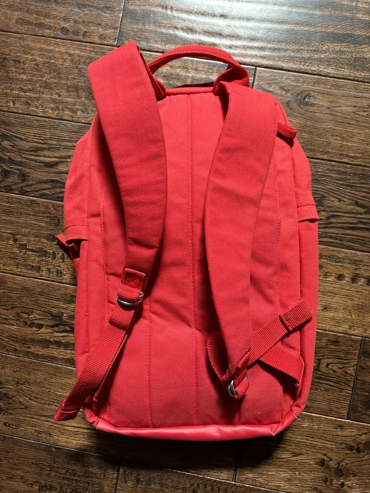 Mochila para computadora portátil IKEA Dromsack de lona roja Foto 2 de 4