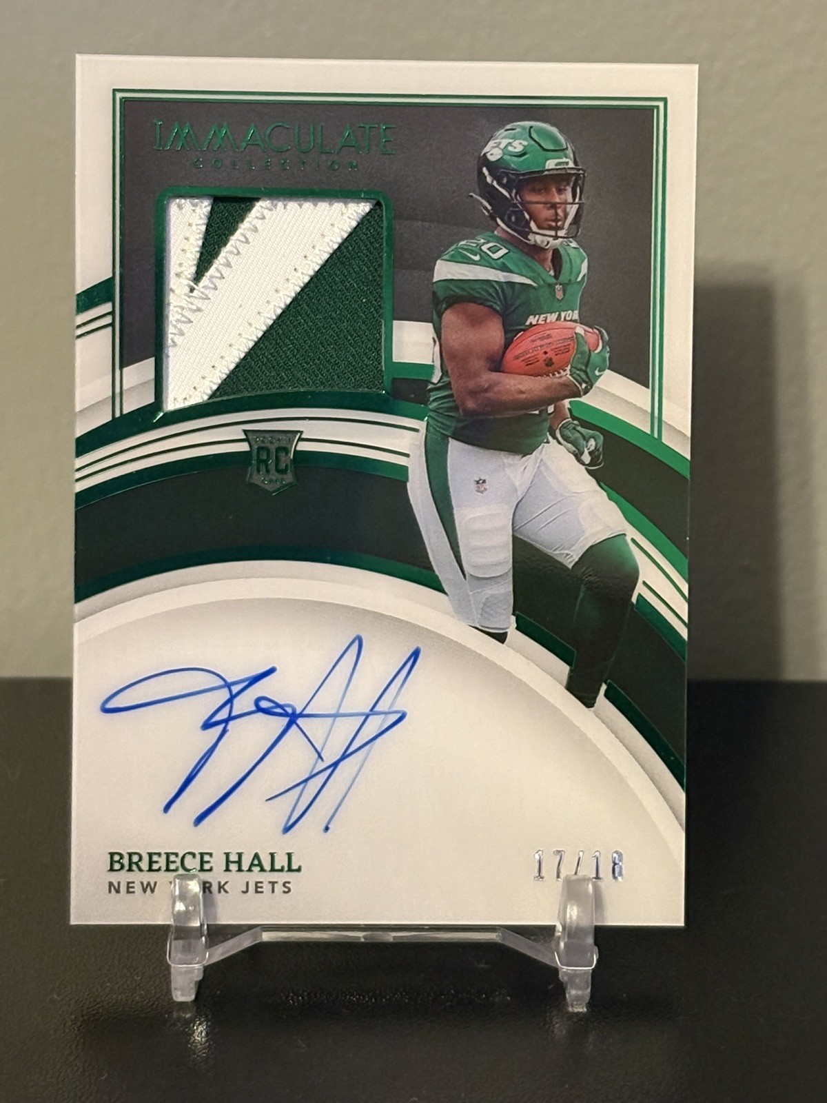 Breece Hall 2022 Panini Immaculate Emerald Rookie Patch Auto (On Card) /18 view 1
