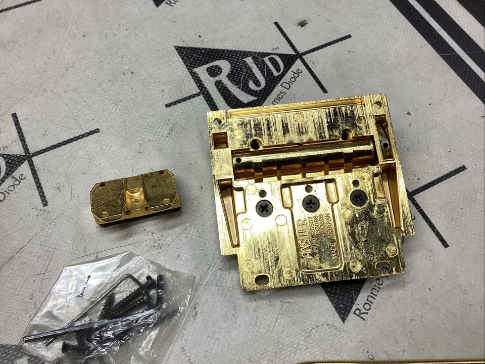 Washburn Shift Wonderbar Trémolo Puente Vibrato Dorado Años 80 Nuevo de Lote Antiguo Foto 4 de 4