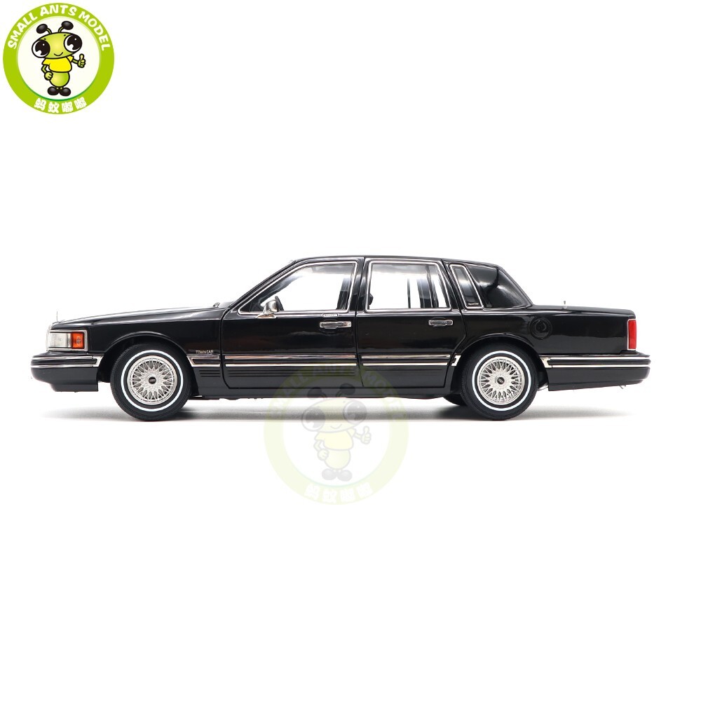 1/18 Lincoln Town Car 1990 Second Generation Diecast Model Toy Car