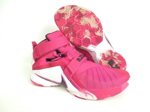 lebron breast cancer shoes